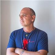 Soy un profesor con amplia experiencia en la enseñanza del hebreo , historia y actualidad de israel